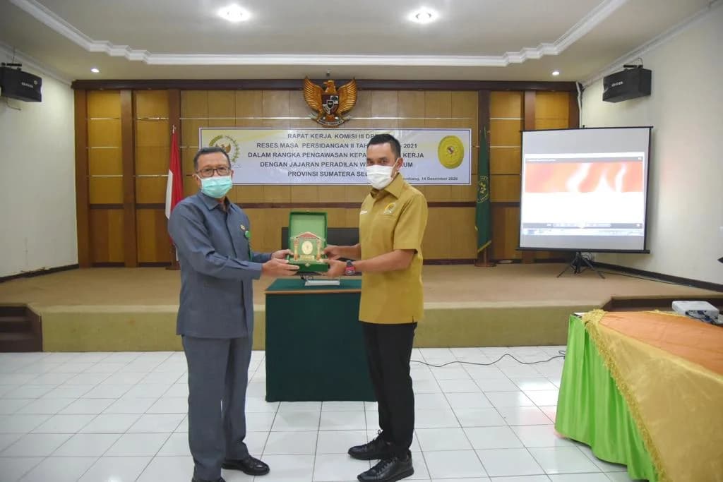 penyerahan plakat.jpg