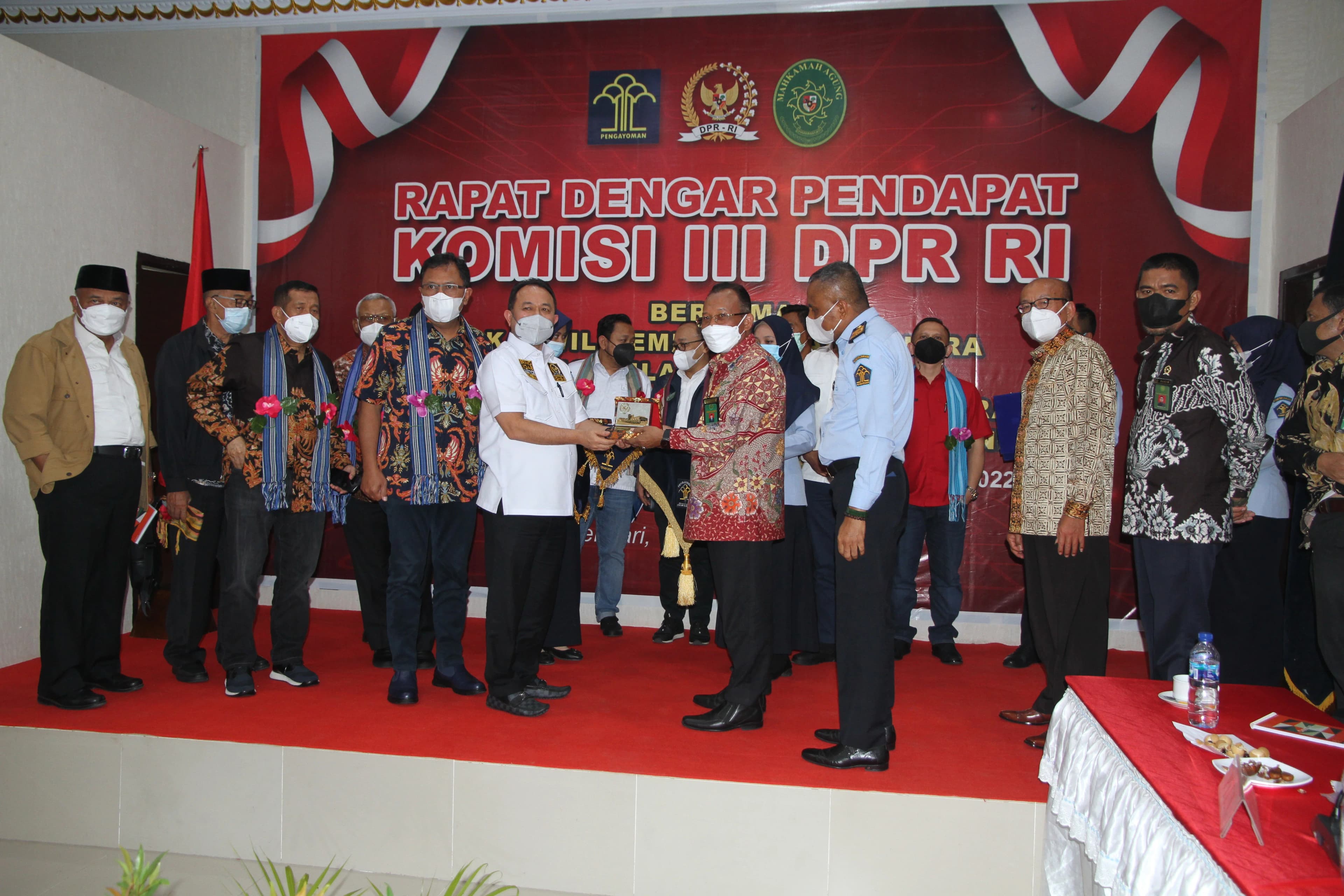 penyerahan plakat1.JPG