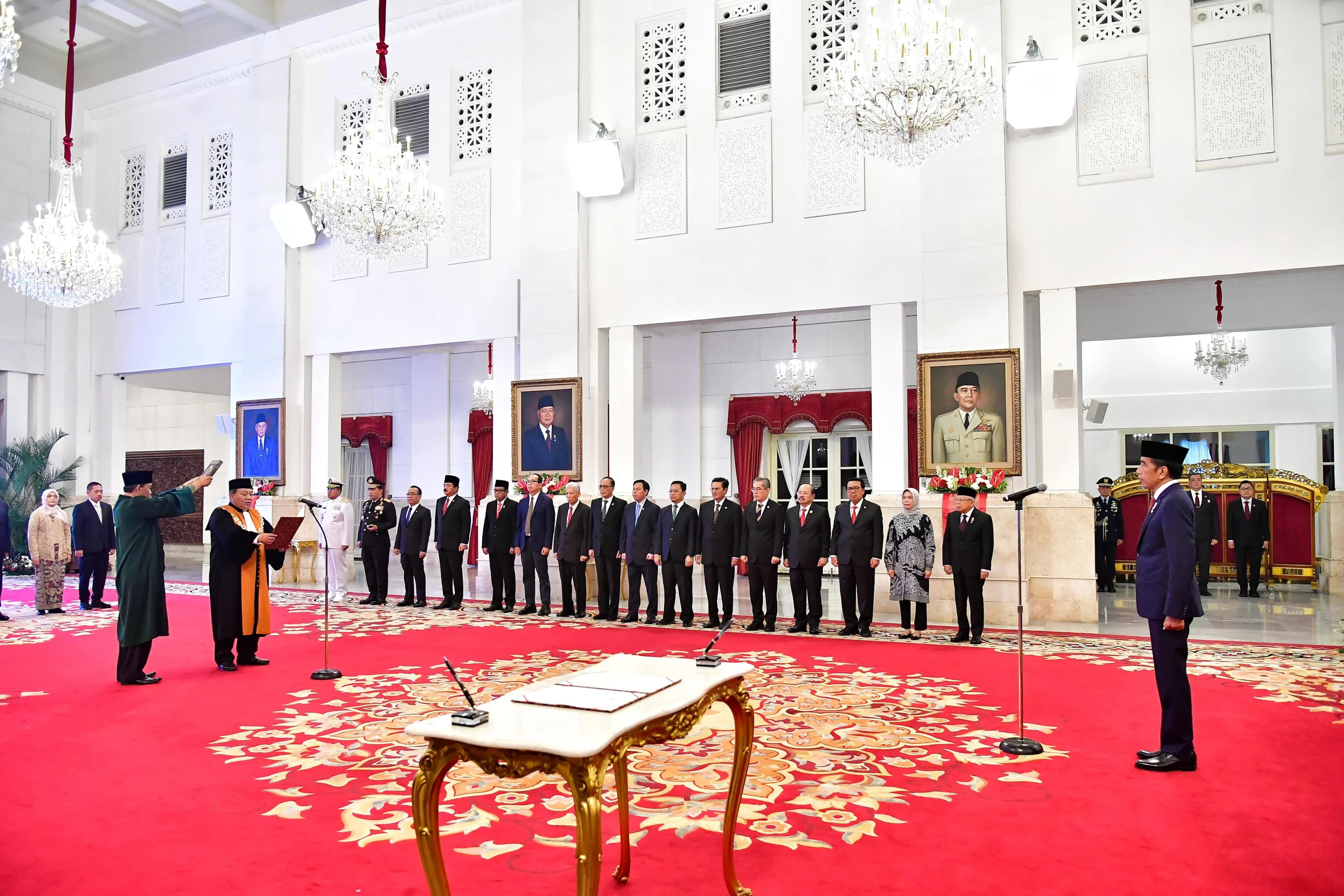 suharto di hadapan jokowi.jpeg