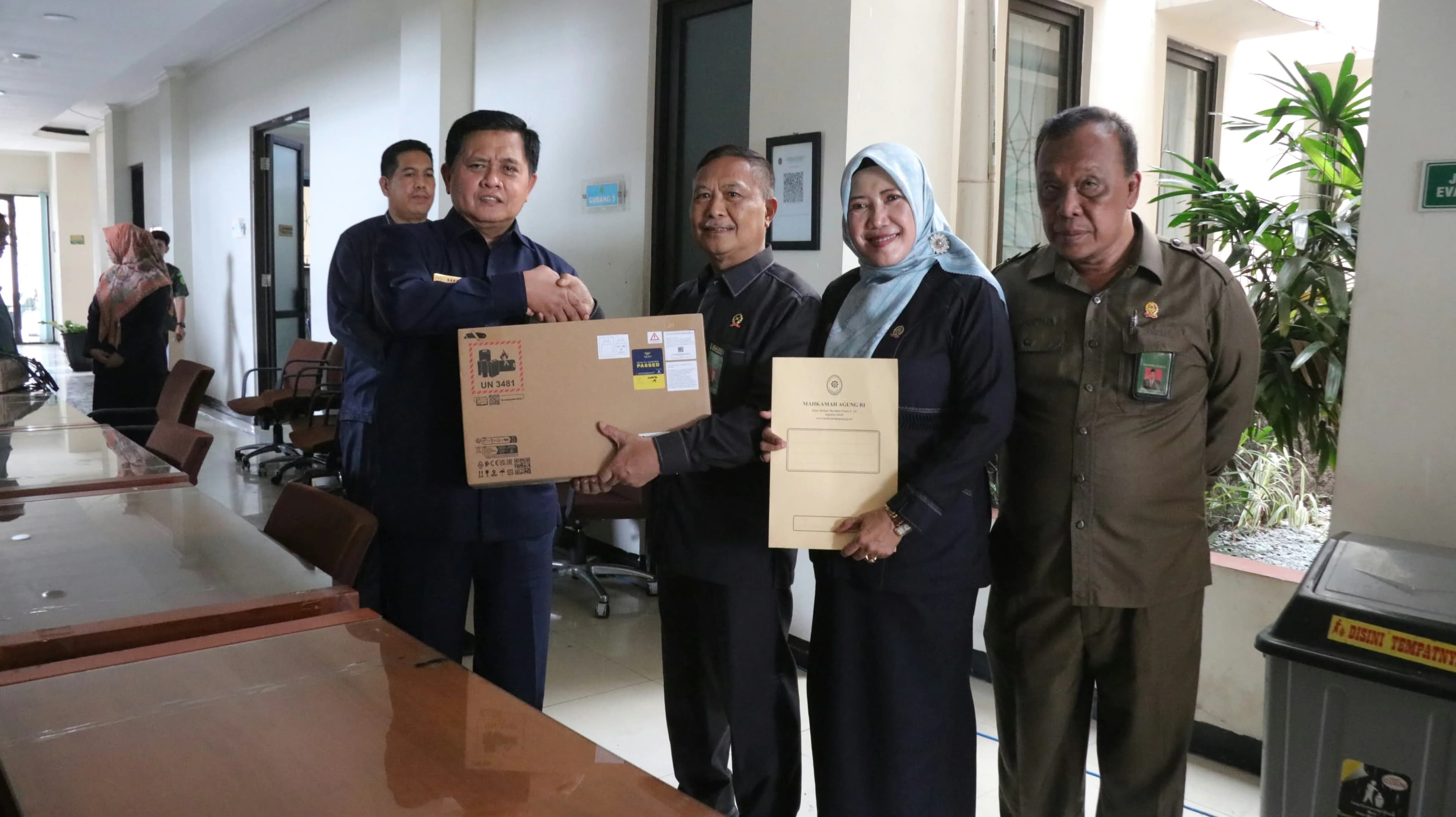 Sepekan Pascakebakaran PTA Banten, MA Salurkan Bantuan Sarana Kerja