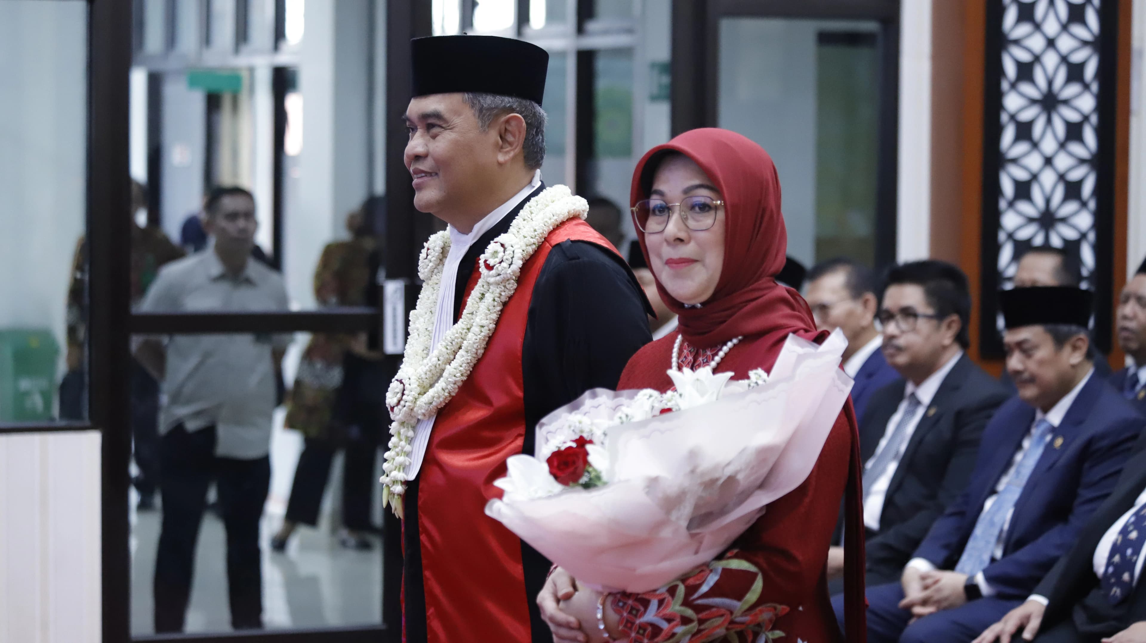 Ketua PT Yogyakarta, Prof. Dr. Herri Swantoro, S.H., M.H. Beserta Istri Memasuki Ruang Purnabakti