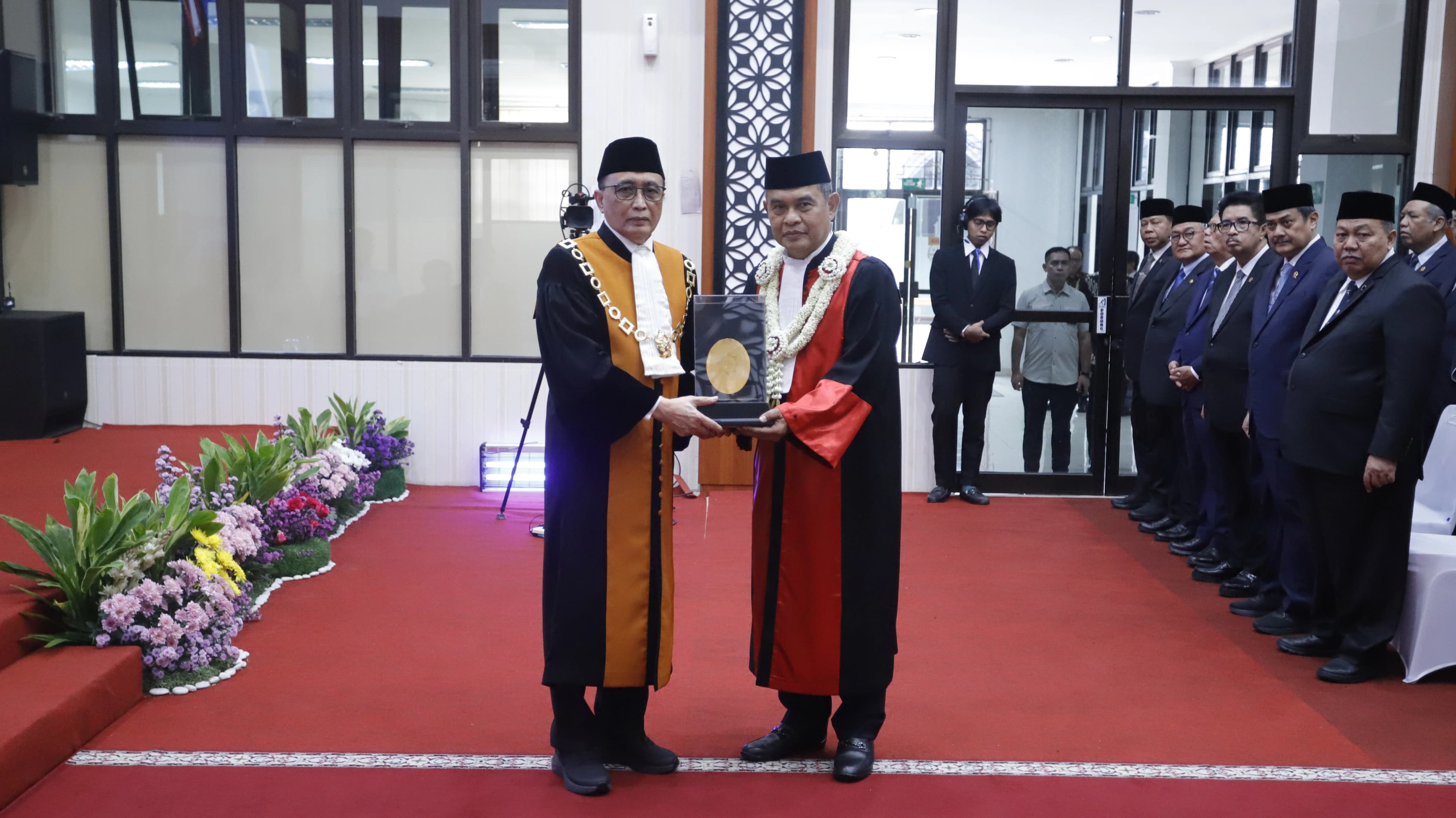 Ketua Mahkamah Agung RI, Prof. Dr. Sunarto, S.H., M.H. Menyerahkan Plakat Kepada Prof. Dr. Herri Swantoro, S.H., M.H.,